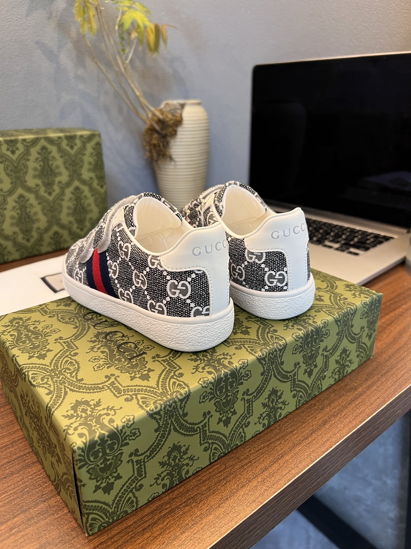 Children's shoes child